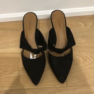 Black heels with knot